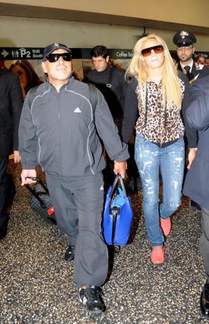 Diego Armando Maradona subito dopo il suo arrivo alla Malpensa con la fidanzata Rocio Oliva. L'ex Pibe de Oro  ospite alla Gazzetta per presentare il dvd 
